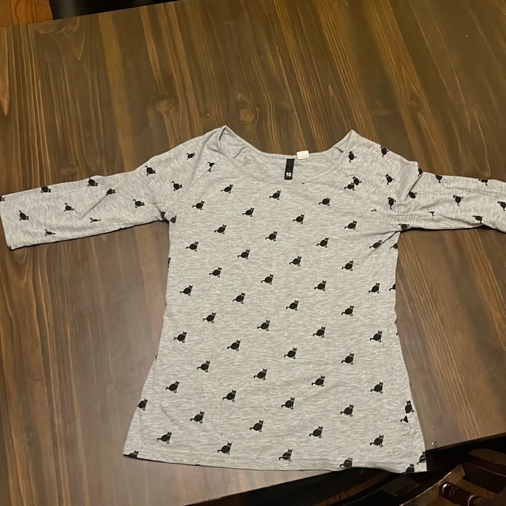 Grey, three-quarter sleeved cat shirt.